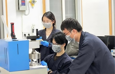 攻克世界難題，中國(guó)自主研發(fā)出無(wú)氟沖鋒衣面料